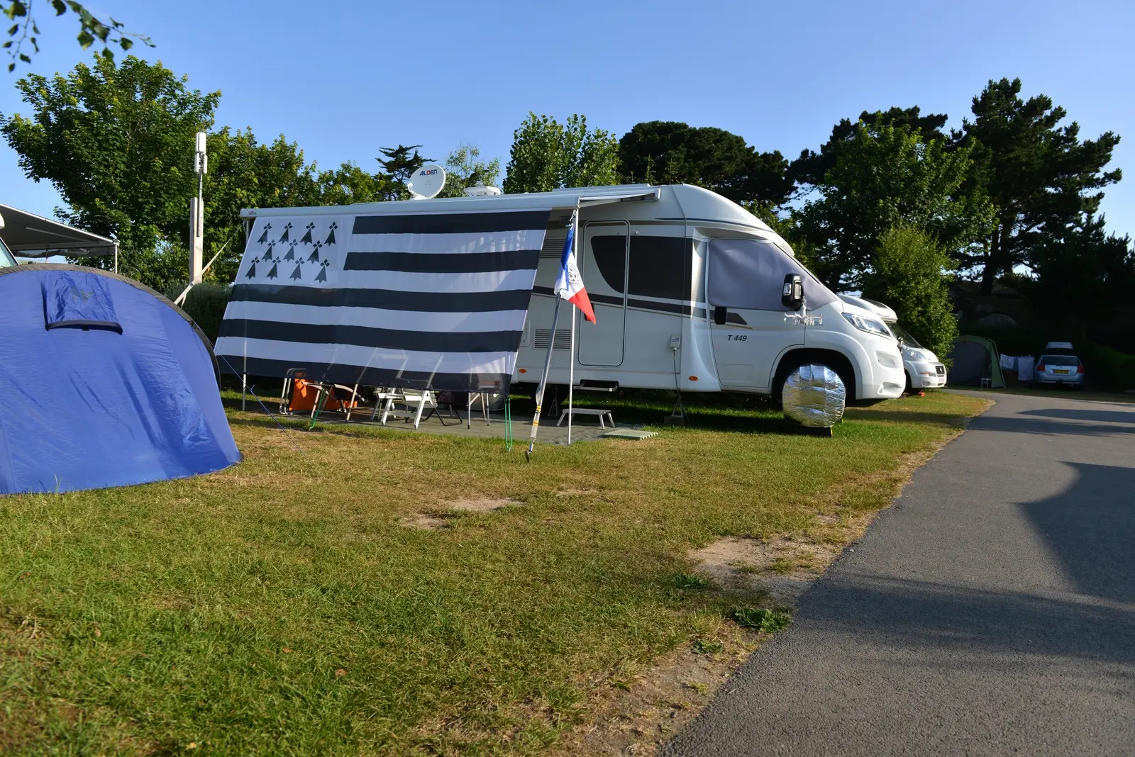 camping cars en bord de mer dans le finistere