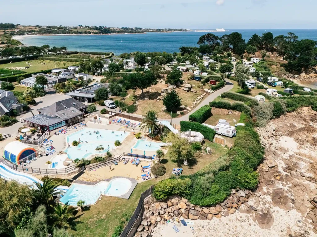 camping etoiles dans le finistere avec espace aquatique et aire de jeux en bord de mer