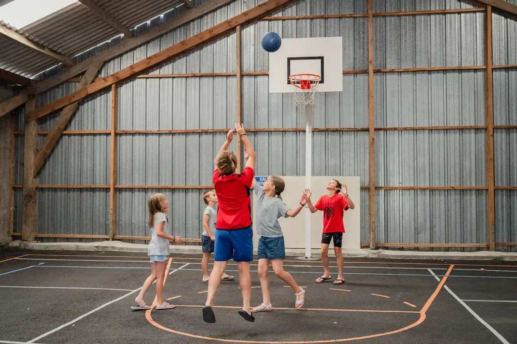 camping in finistere with basketball activities